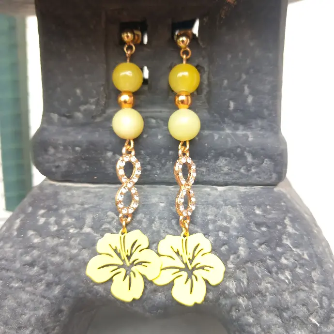 Luminous Flower Earrings - Yellow Pearls