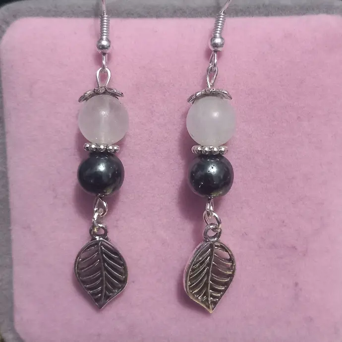 Boucles d'oreilles feuille black and white - Pierres Naturelles cristal de roche et hématite